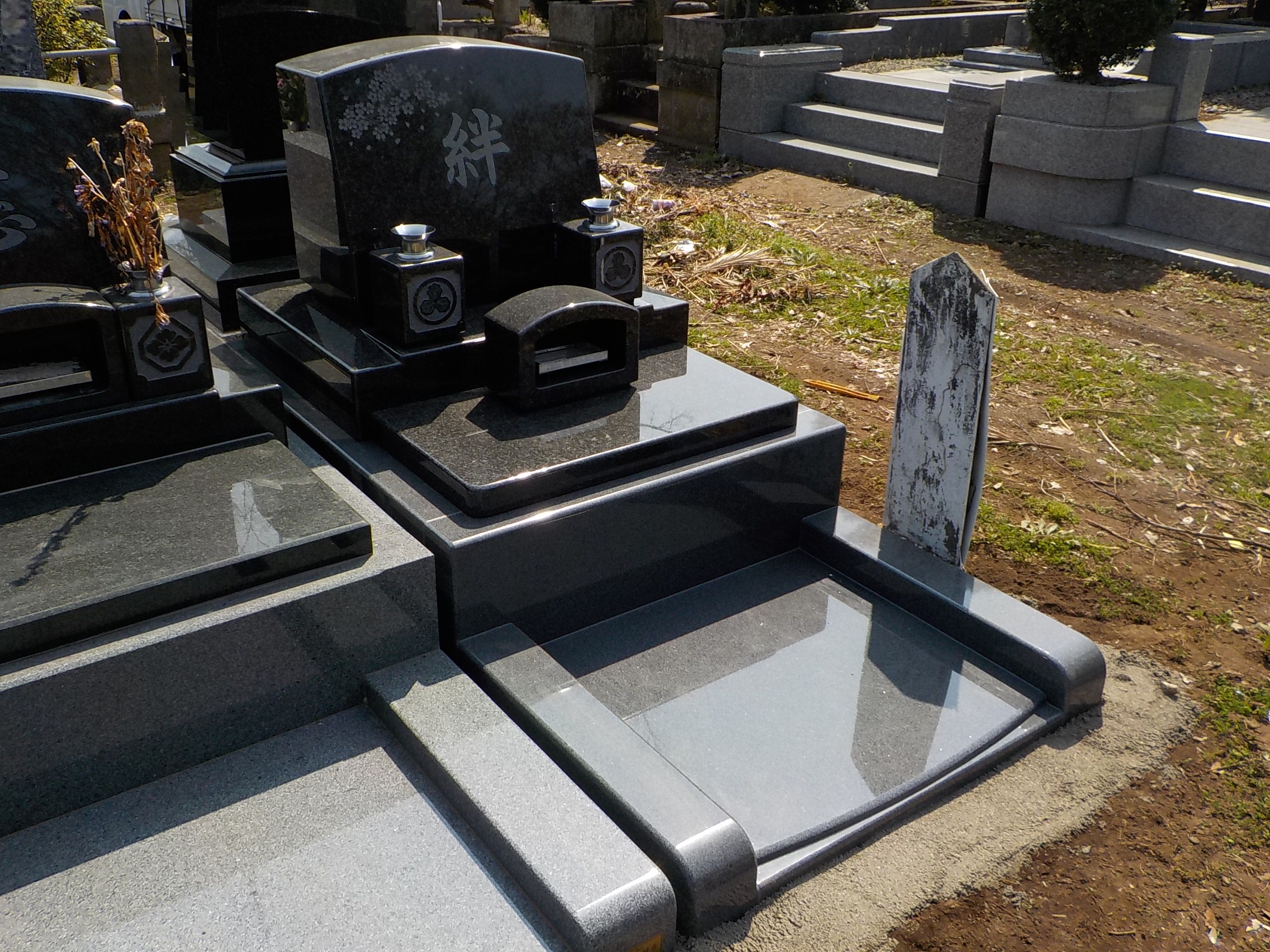 ブログ 南アフリカ産インパラブルーを使用した洋型2段墓石墓所1 95 多磨霊園正門前の石材店 近藤石材店
